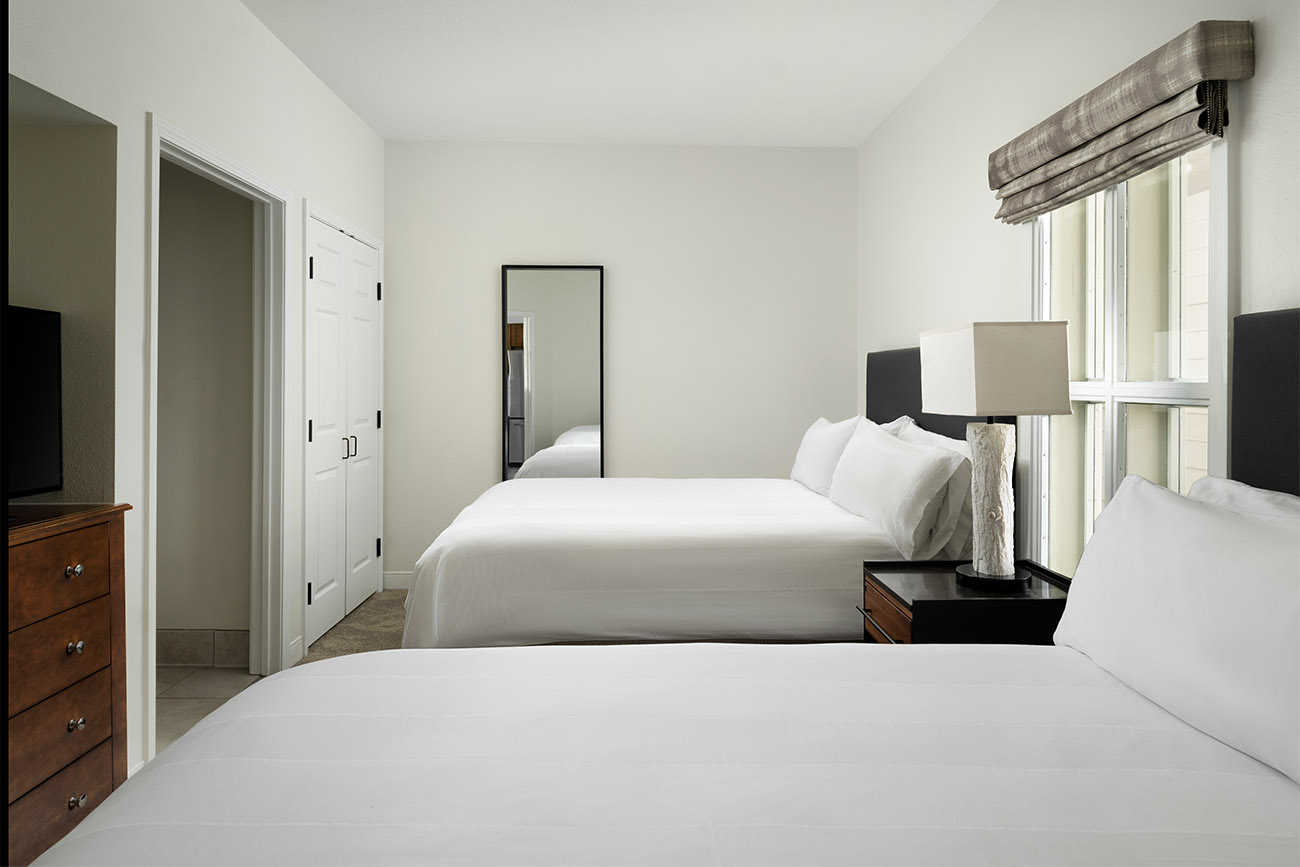 Guest Bedroom, 2 Queens