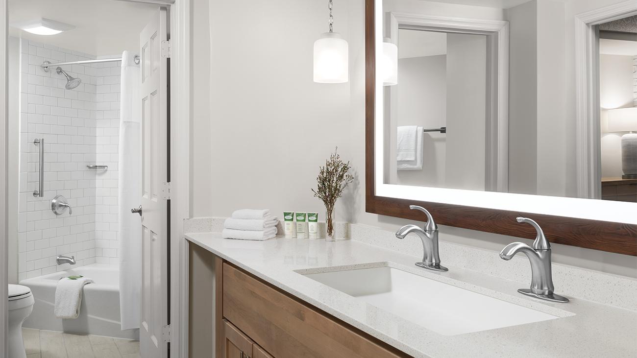 he-two-bedroom-guest-bathroom-interior-photo