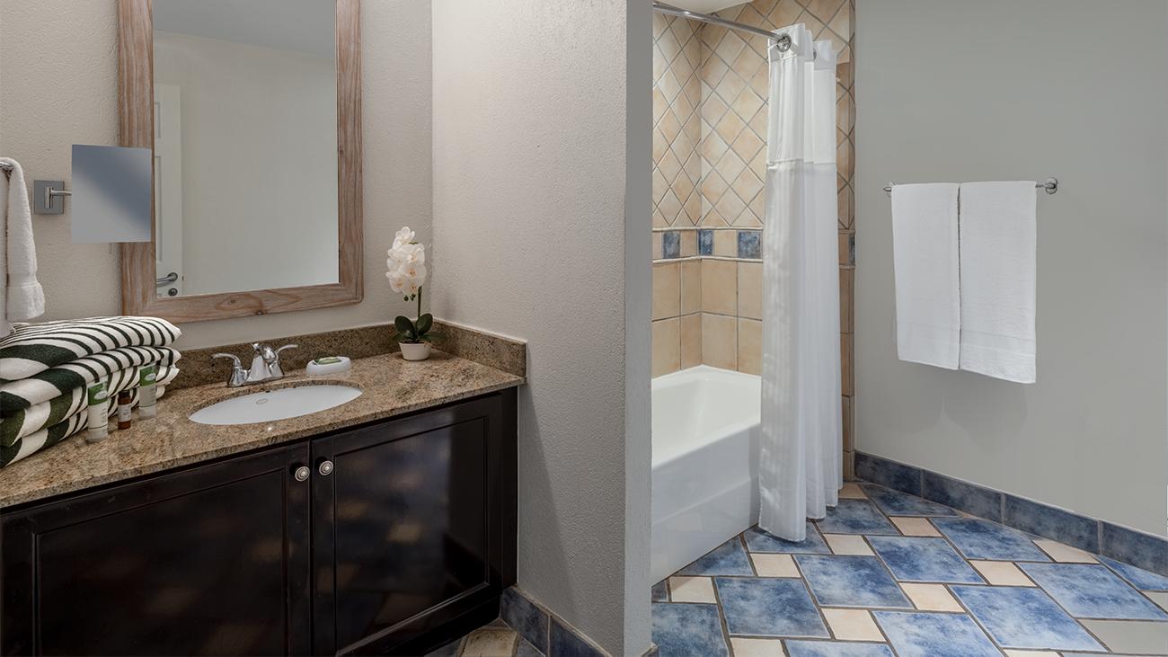 kt-three-bedroom-villa-all-guest-bathroom-interior-photo
