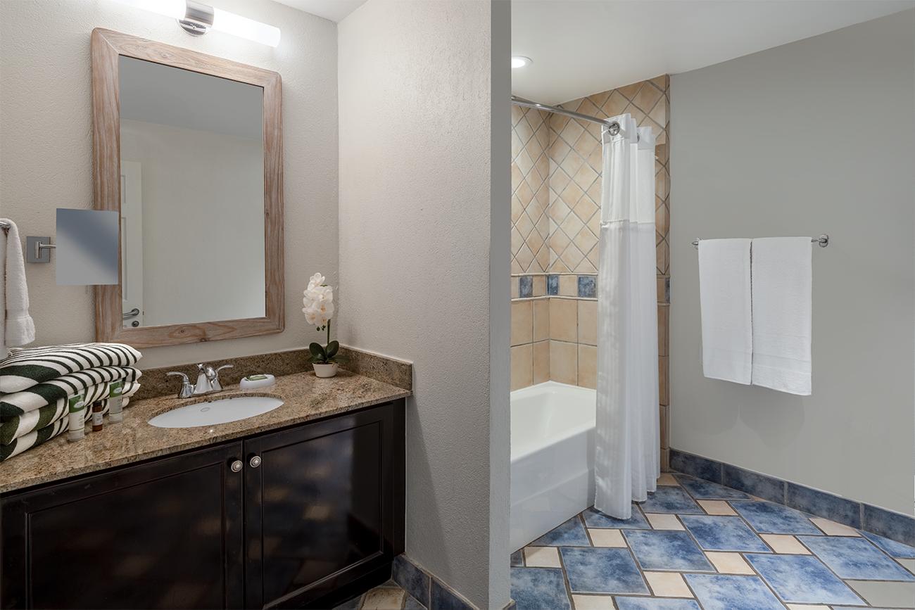 kt-three-bedroom-villa-all-guest-bathroom-interior-photo