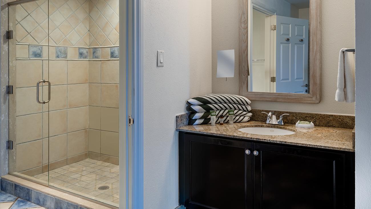 kt-three-bedroom-villa-all,-king-guest-bathroom,-interior-photo
