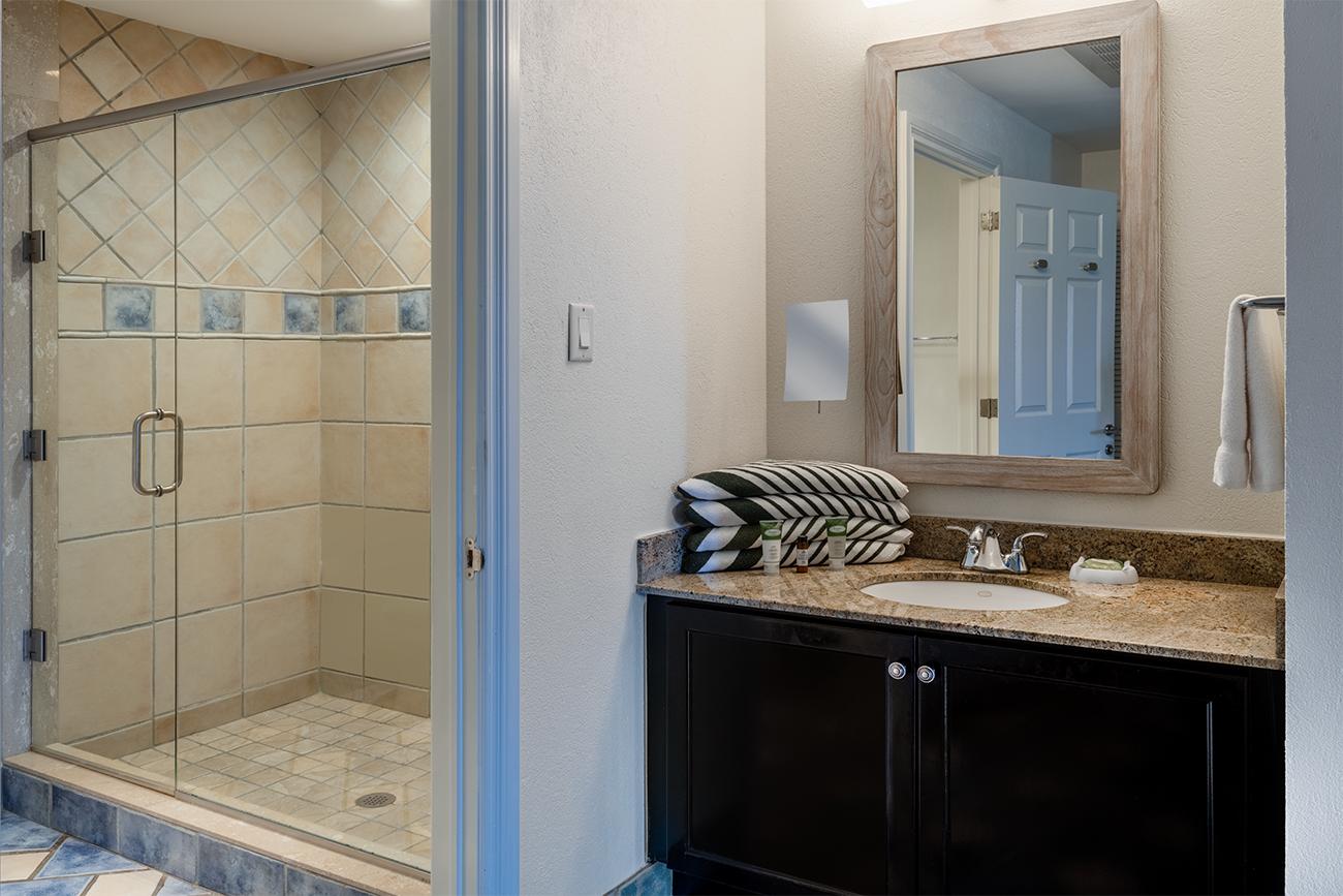 kt-three-bedroom-villa-all,-king-guest-bathroom,-interior-photo