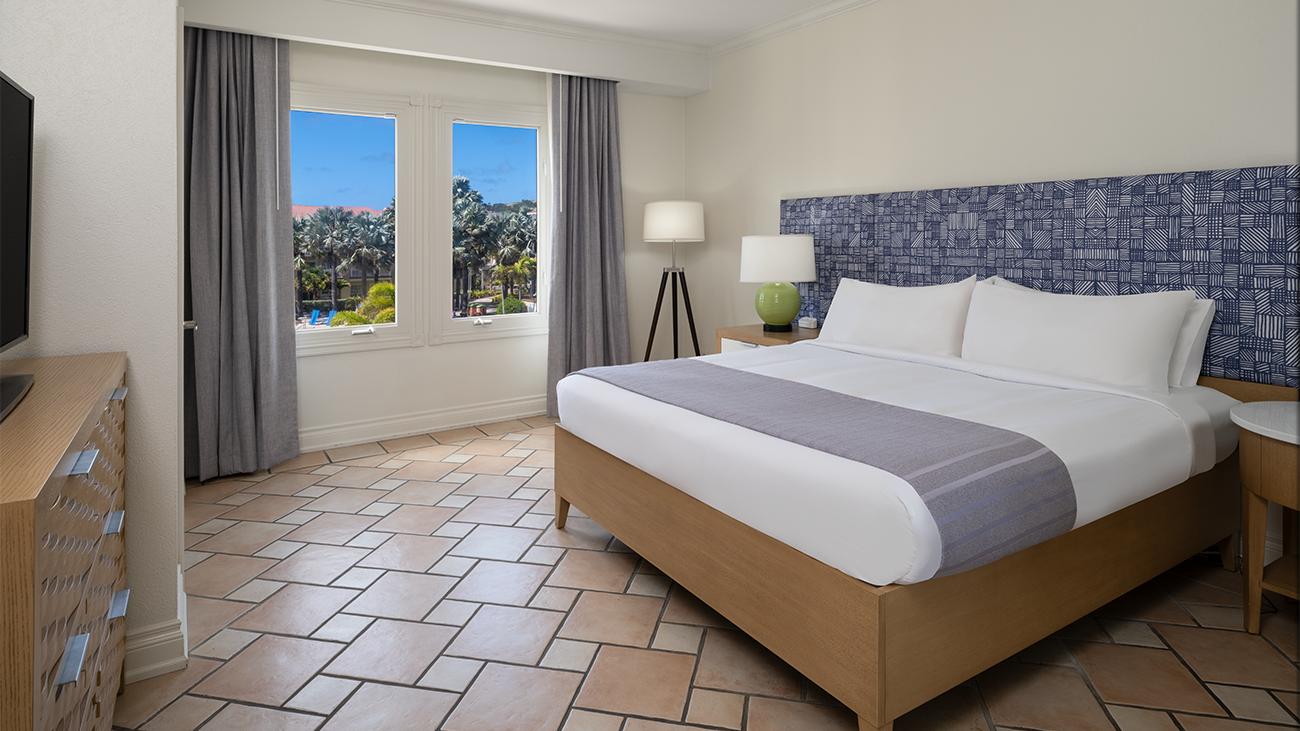 kt-three-bedroom-villa-oceanside-thvi-king-master-bedroom-interior-photo