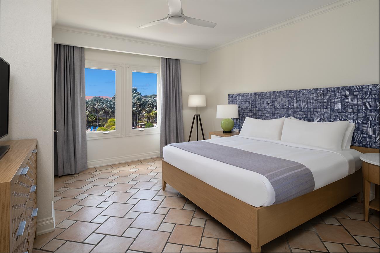 kt-three-bedroom-villa-oceanside-thvi-king-master-bedroom-interior-photo