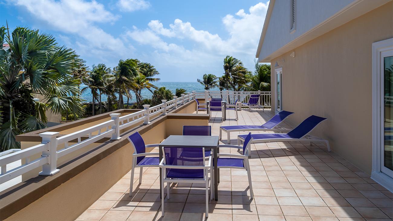 kt-three-bedroom-villa-ocean-view-vitb-balcony-interior-photo