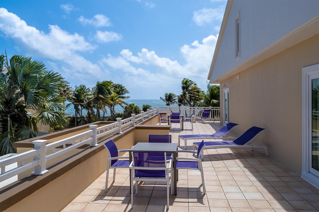 kt-three-bedroom-villa-ocean-view-vitb-balcony-interior-photo