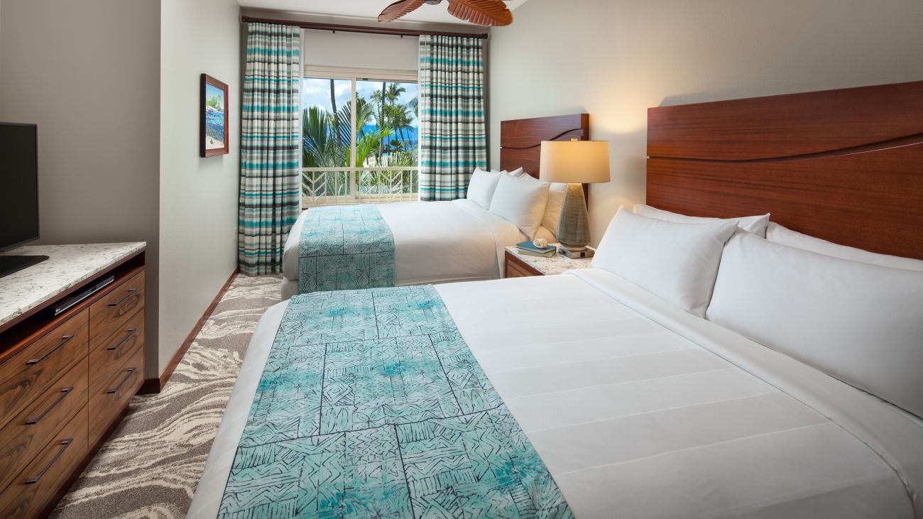 mu-two-and-three-bedroom-lahaina-napili-towers-double-bedroom-interior-photo