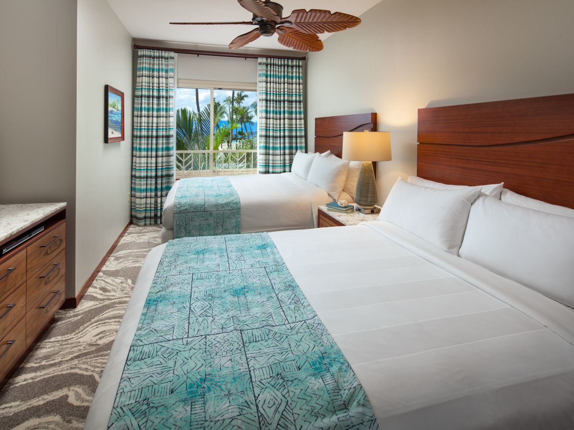 mu-two-and-three-bedroom-lahaina-napili-towers-double-bedroom-interior-photo