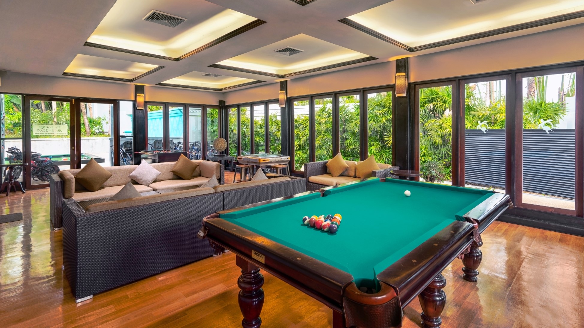 Entertainment Lounge