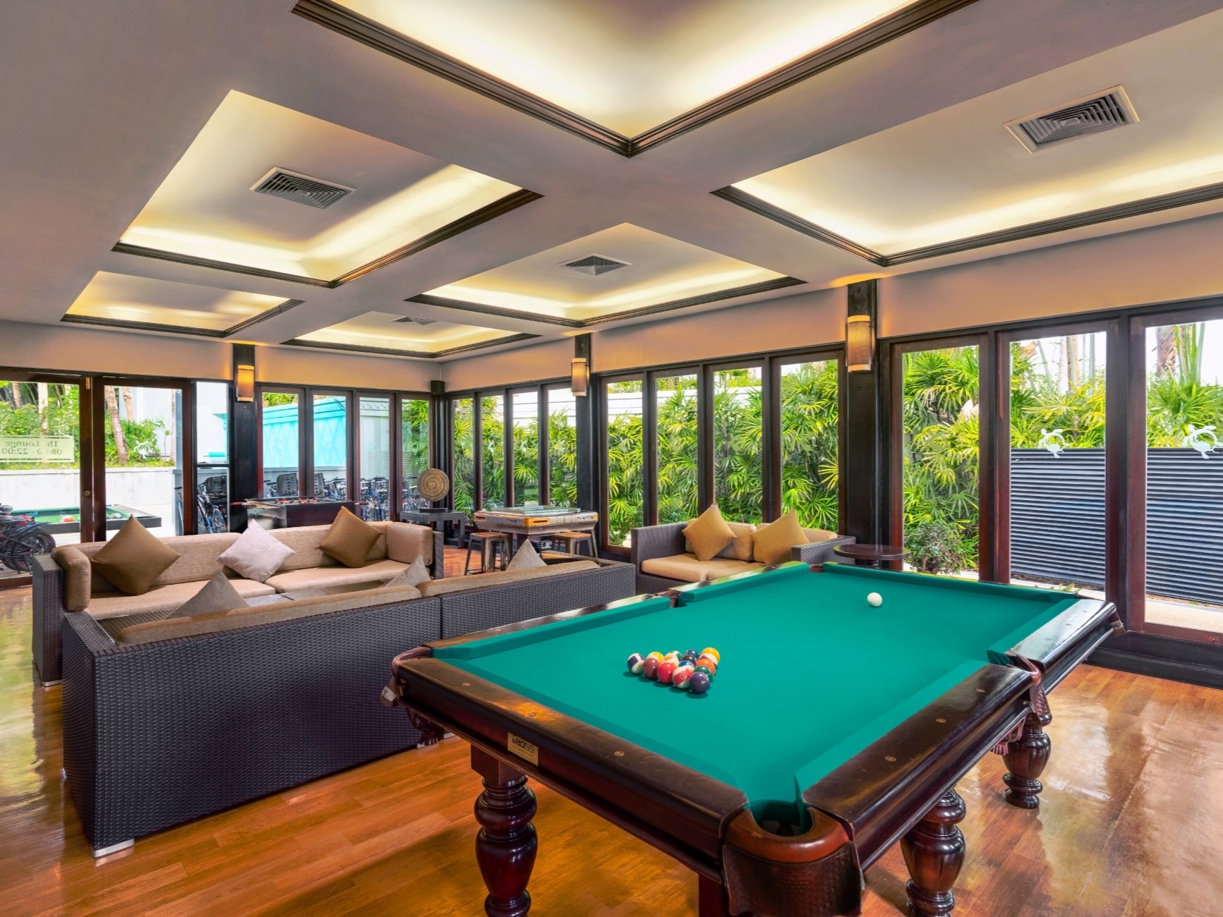 Entertainment Lounge