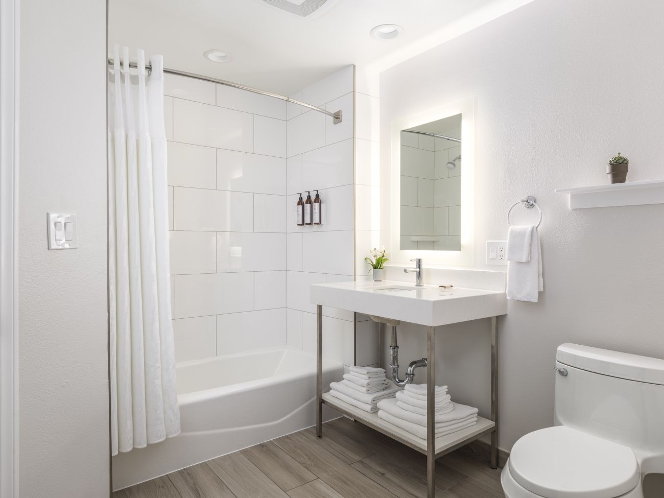nc-two-bedroom-guest-bathroom-interior-photo
