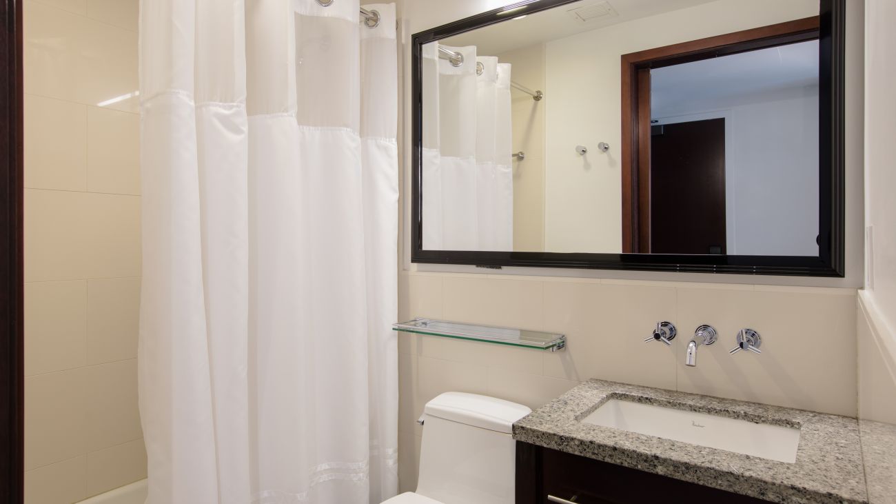 ny-double-guestroom-ccty-bathroom-interior-photo