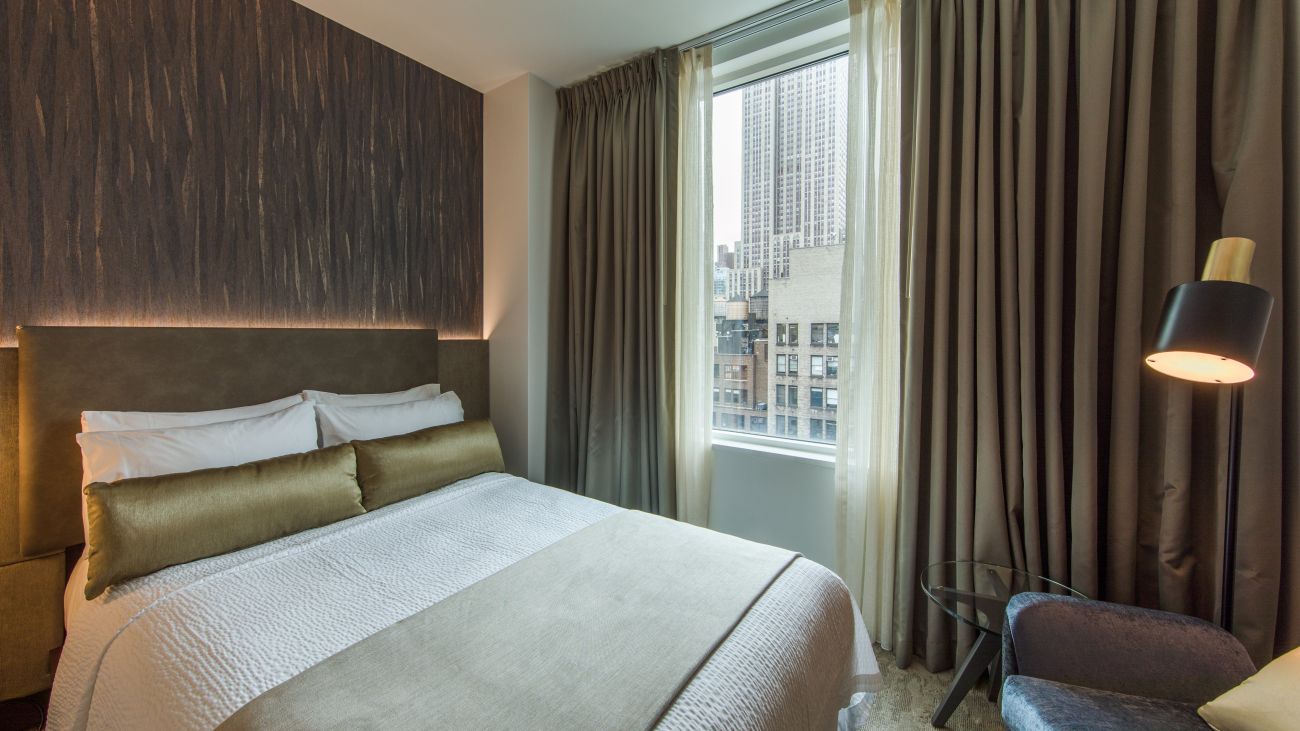 ny-double-guestroom-ccty-window-side-bed-interior-photo