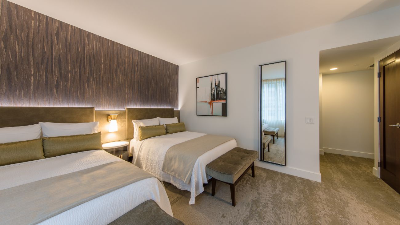ny-deluxe-double-eddb-guestroom-entry-interior-photo