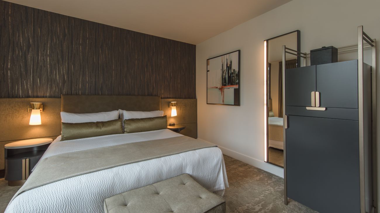 ny-deluxe-king-guestroom-enkg-bed-interior-photo