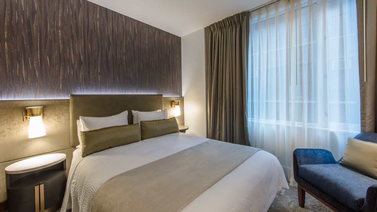 ny-king-guestroom-city-king-bed-close-interior-photo