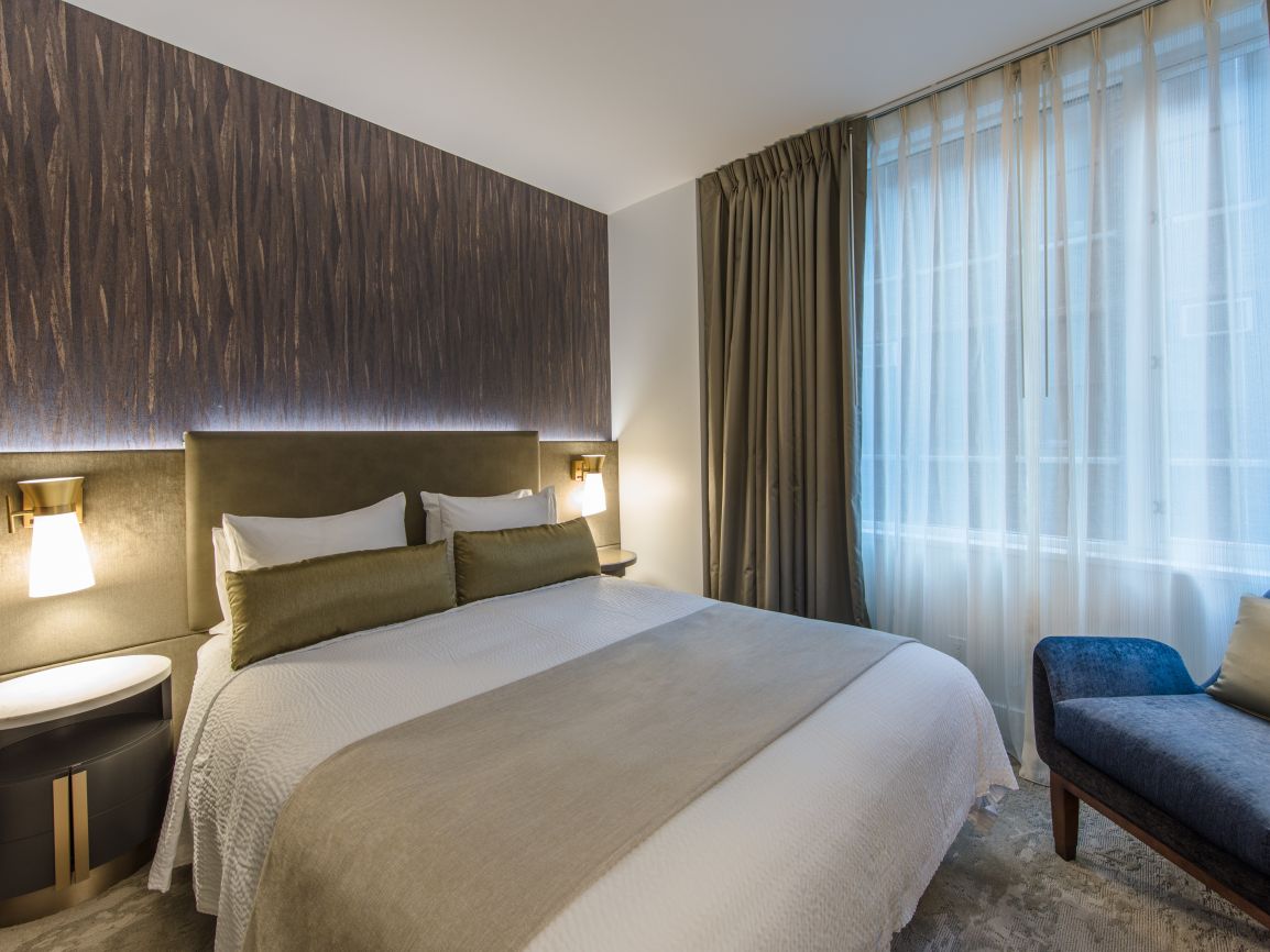 ny-king-guestroom-city-king-bed-close-interior-photo