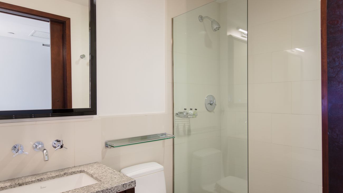 ny-king-guestroom-city-king-bathroom-interior-photo