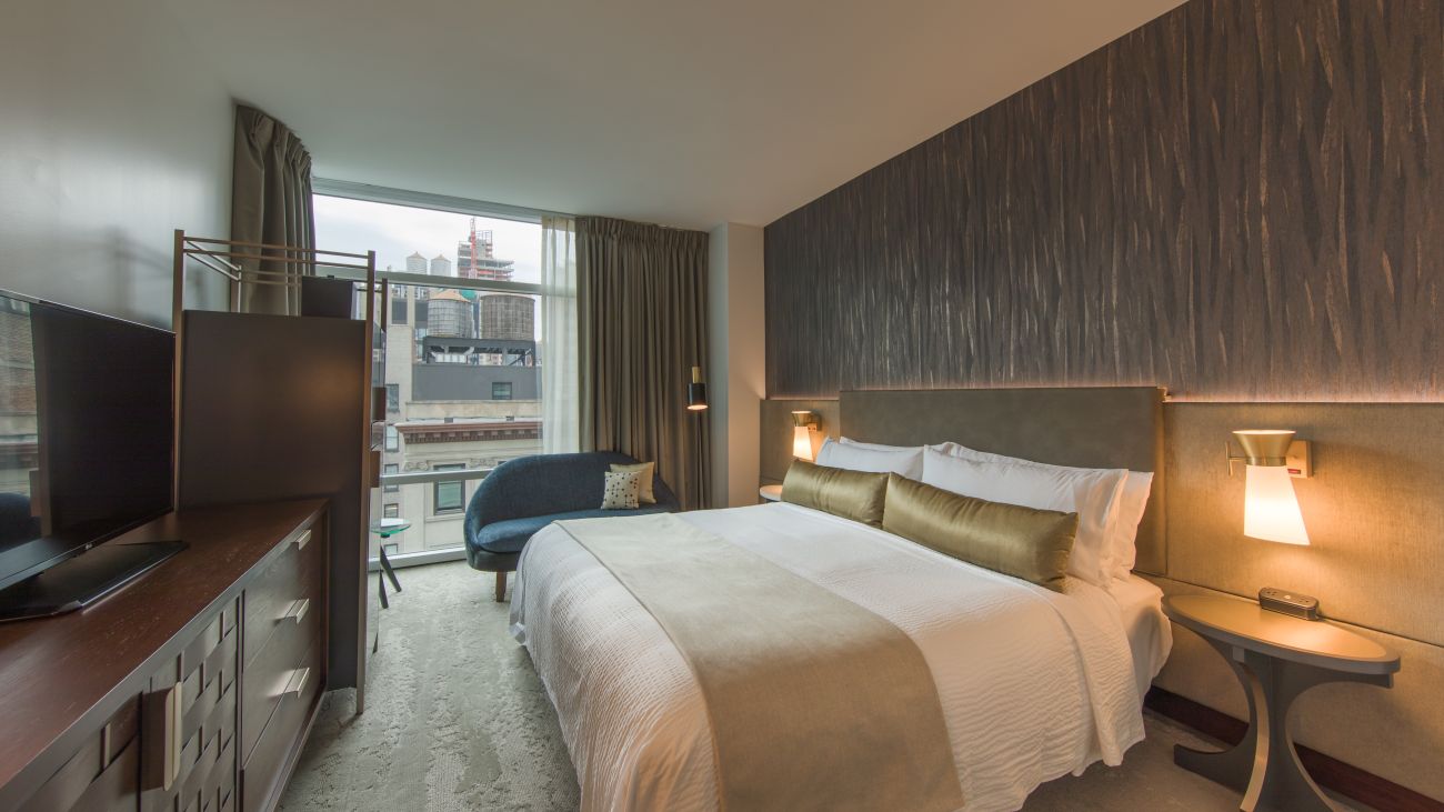 ny-king-guestroom-city-king-full-guestroom-interior-photo