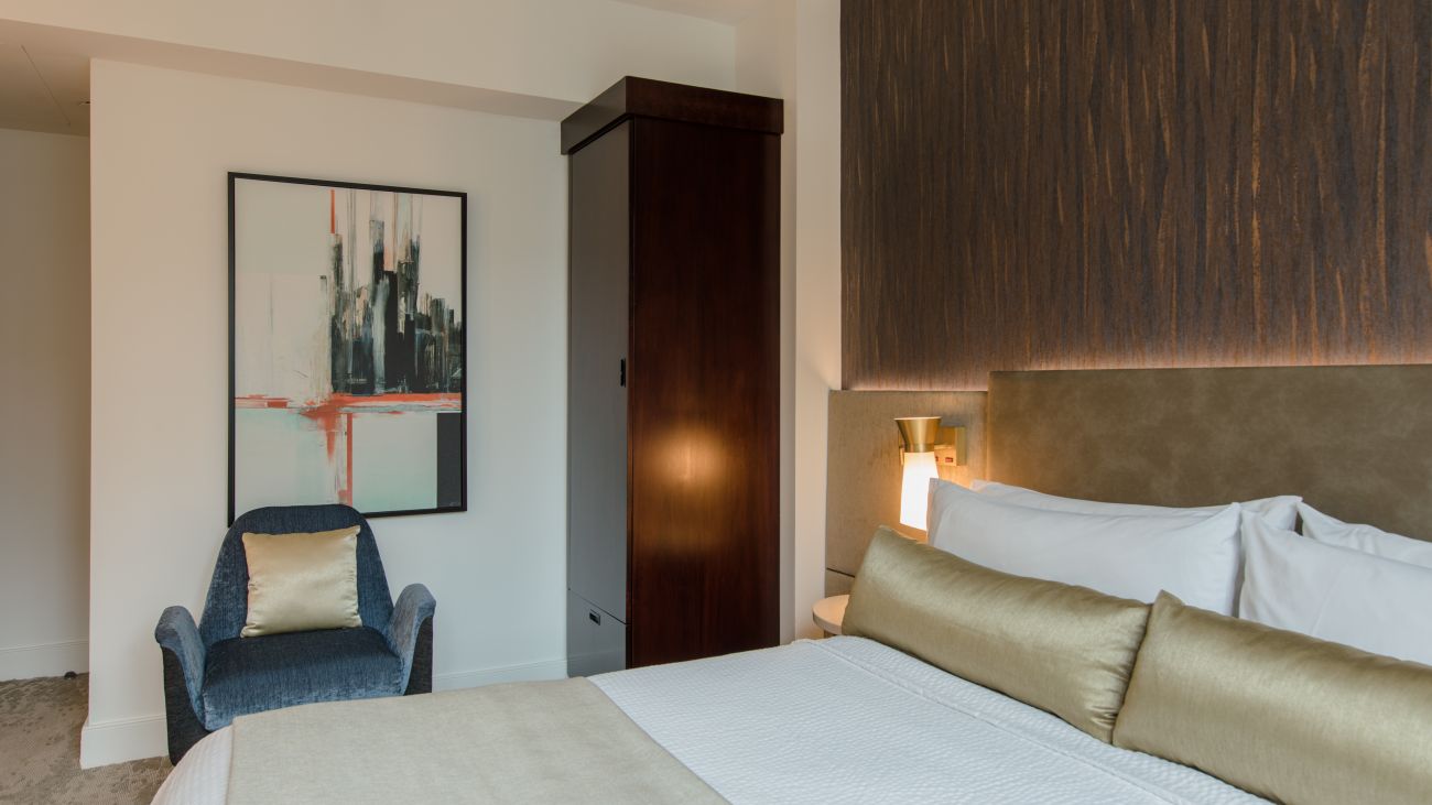 ny-queen-guestroom-quen-bed-sitting-area-interior-photo