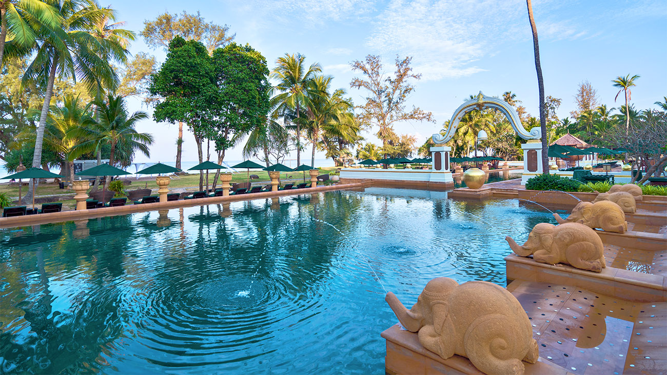 Main Outdoor Pool - Fountains