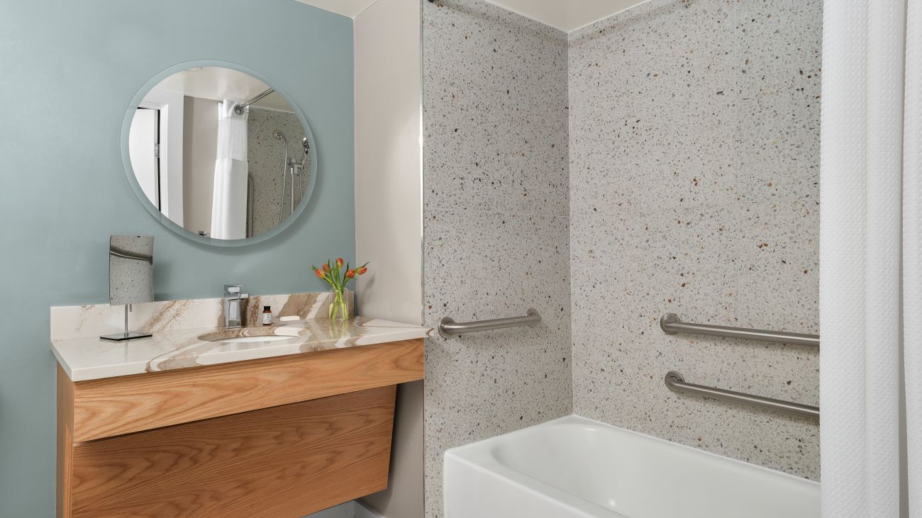 so-queen-studio-bathroom-interior-photo