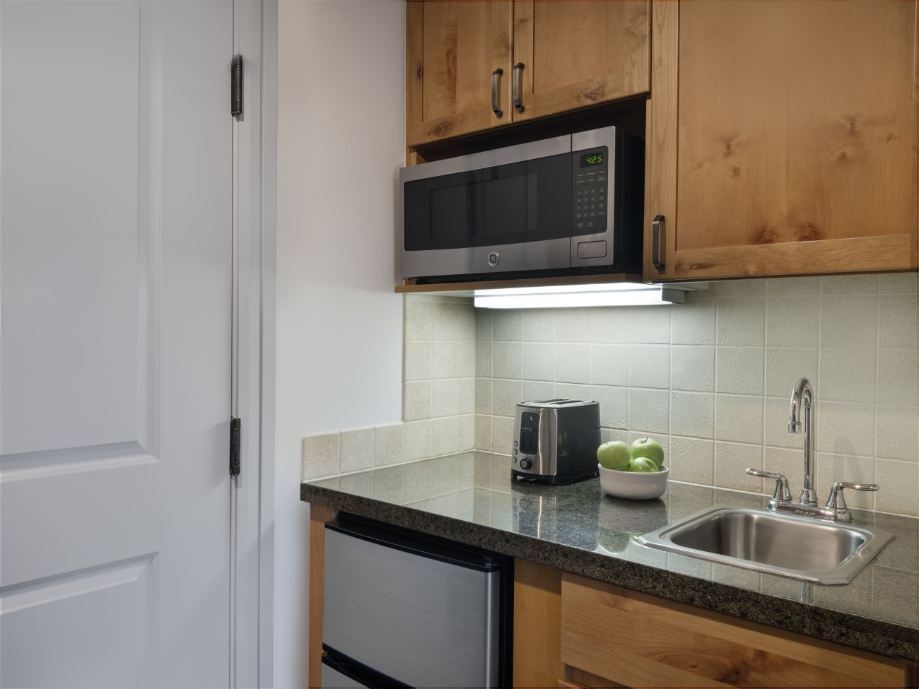 tl-guestroom-three-bedroom-kitchenette-interior-photo