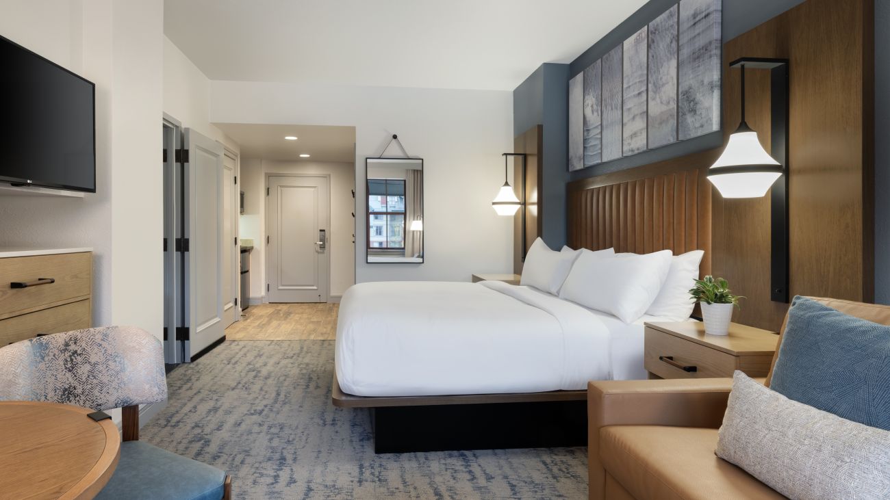 tl-guestroom-two-bedroom-bedroom-inward-facing-interior-photo