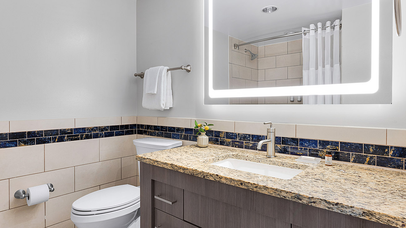 za-two-bed-all-gulf-three-bed-all-guest-bath-interior-photo