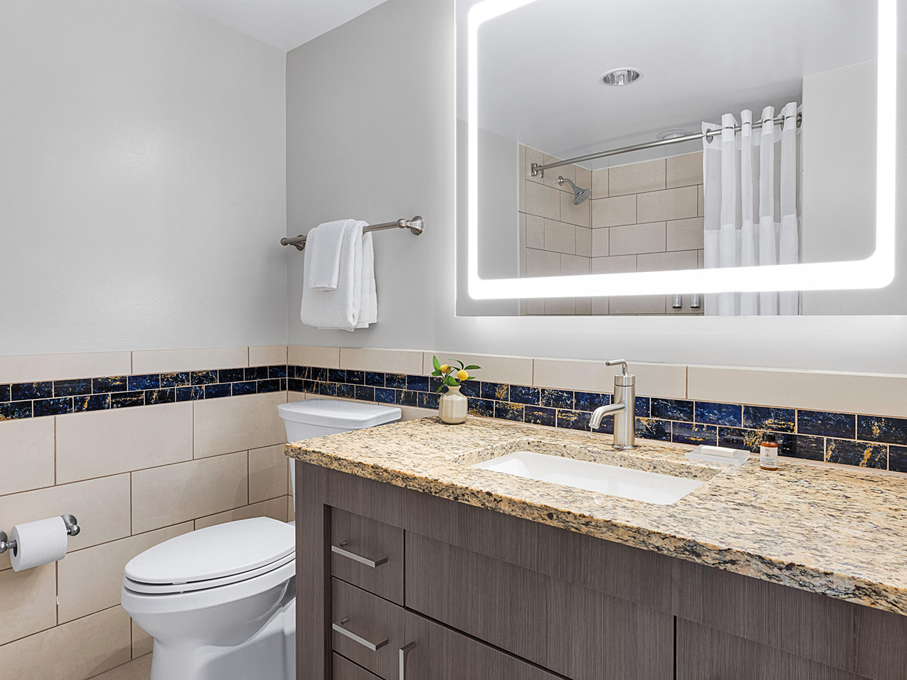 za-two-bed-all-gulf-three-bed-all-guest-bath-interior-photo