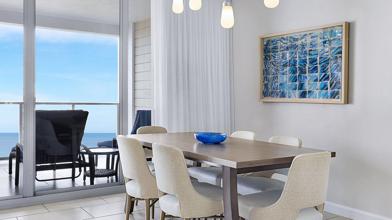 za-two-bedroom-gulf-side-dining-area-interior-photo