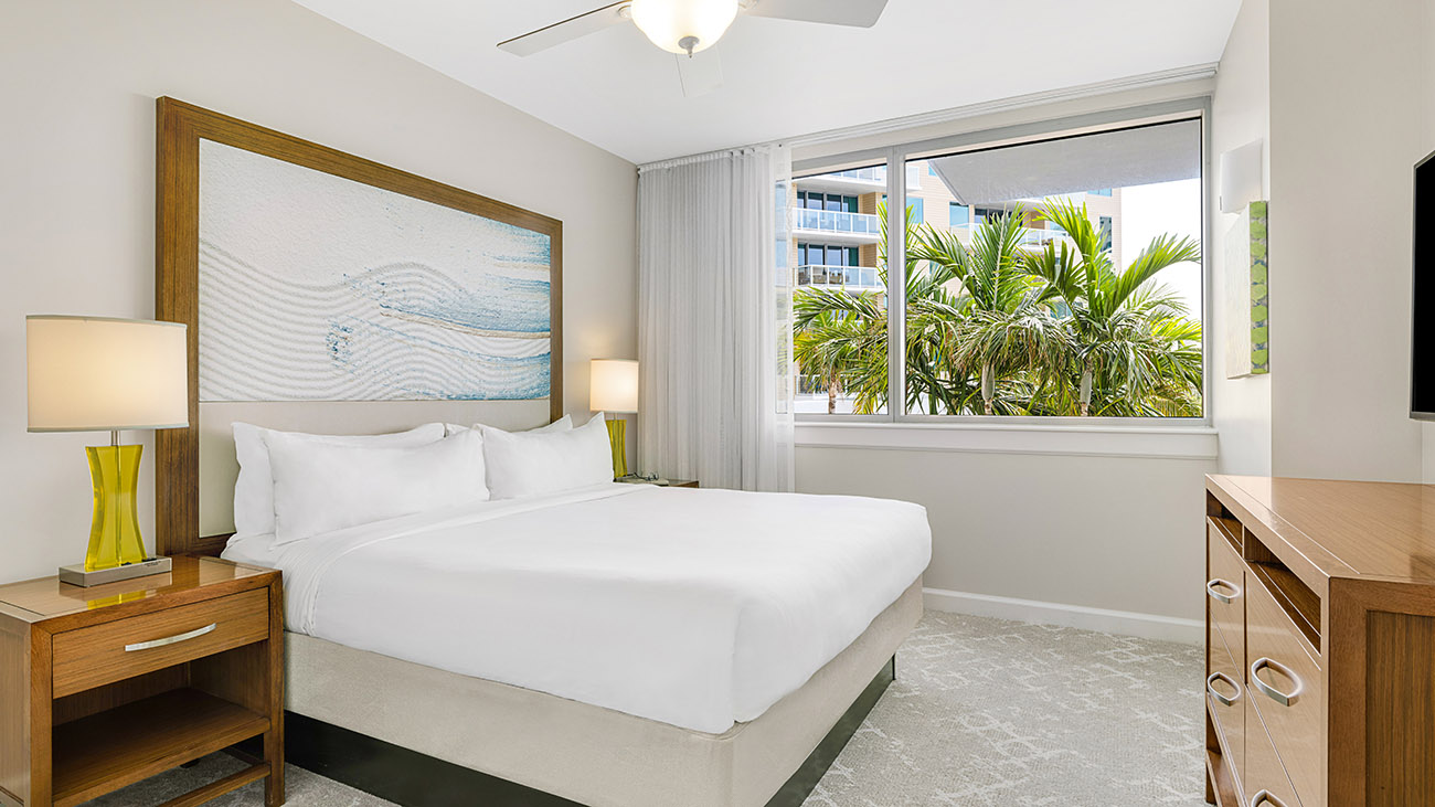za-three-bedroom-poolside-lower-third-bedroom-interior-photo