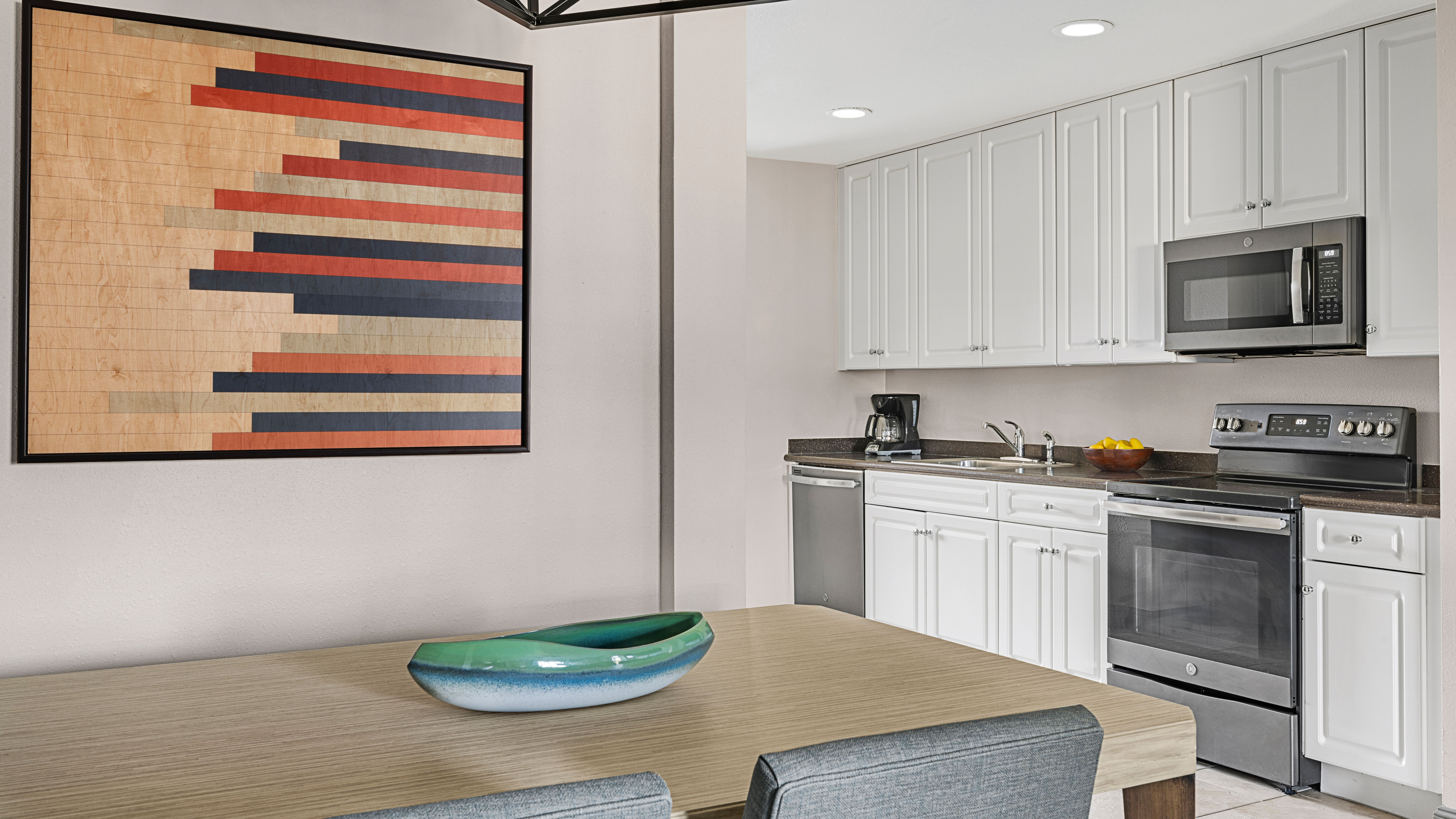sbp-palmetto-one-bedroom-premium-two-bedroom-lockoff-kitchen-and-dining-room-interior-photo