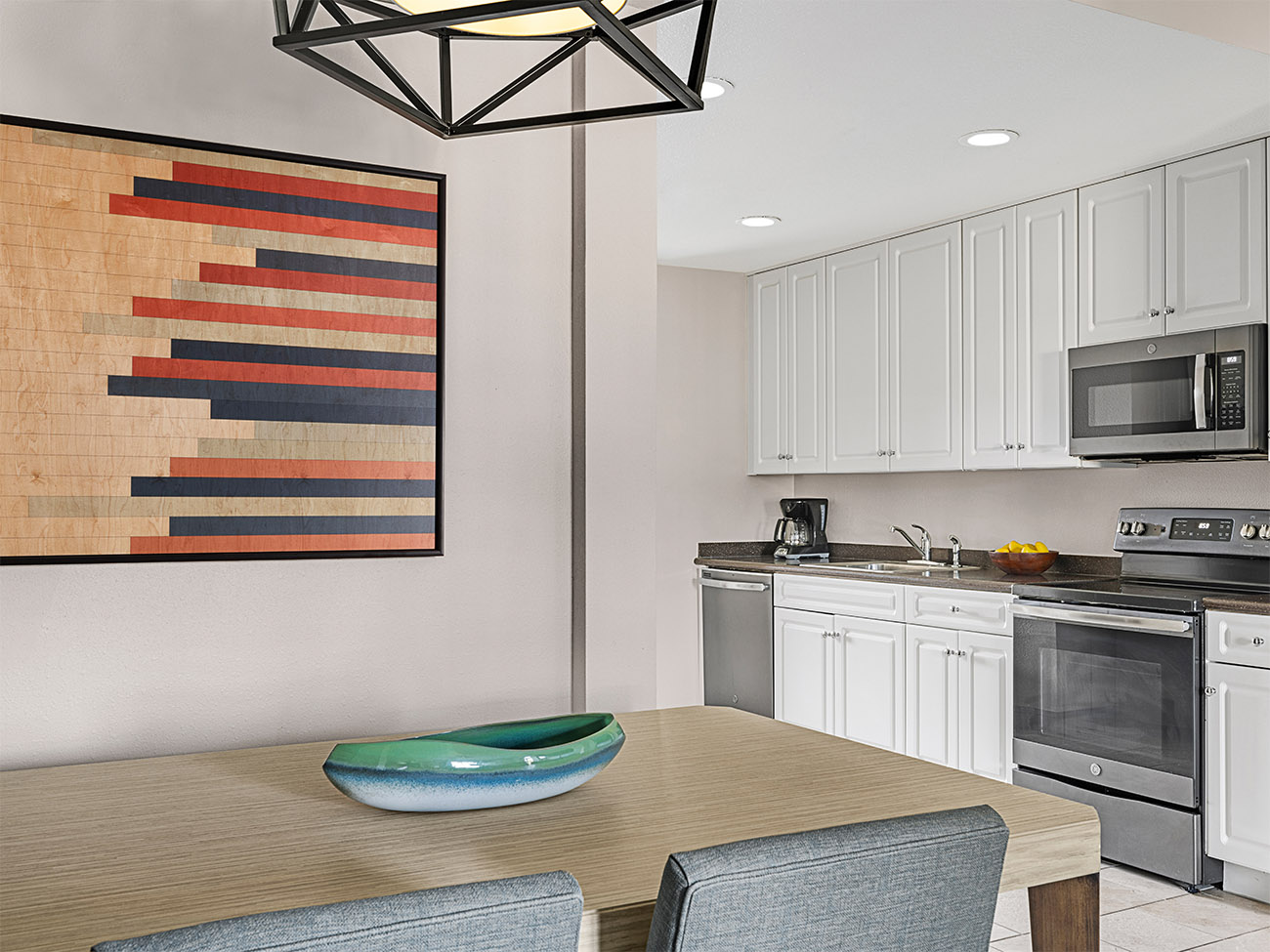 sbp-palmetto-one-bedroom-premium-two-bedroom-lockoff-kitchen-and-dining-room-interior-photo