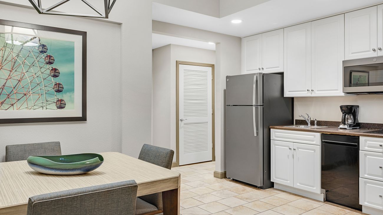 sbp-palmetto-one-bedroom-two-bedroom-lockoff-three-bedroom-lockoff-dining-and-kitchen-interior-photo
