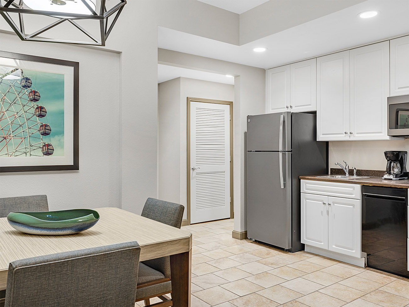 sbp-palmetto-one-bedroom-two-bedroom-lockoff-three-bedroom-lockoff-dining-and-kitchen-interior-photo