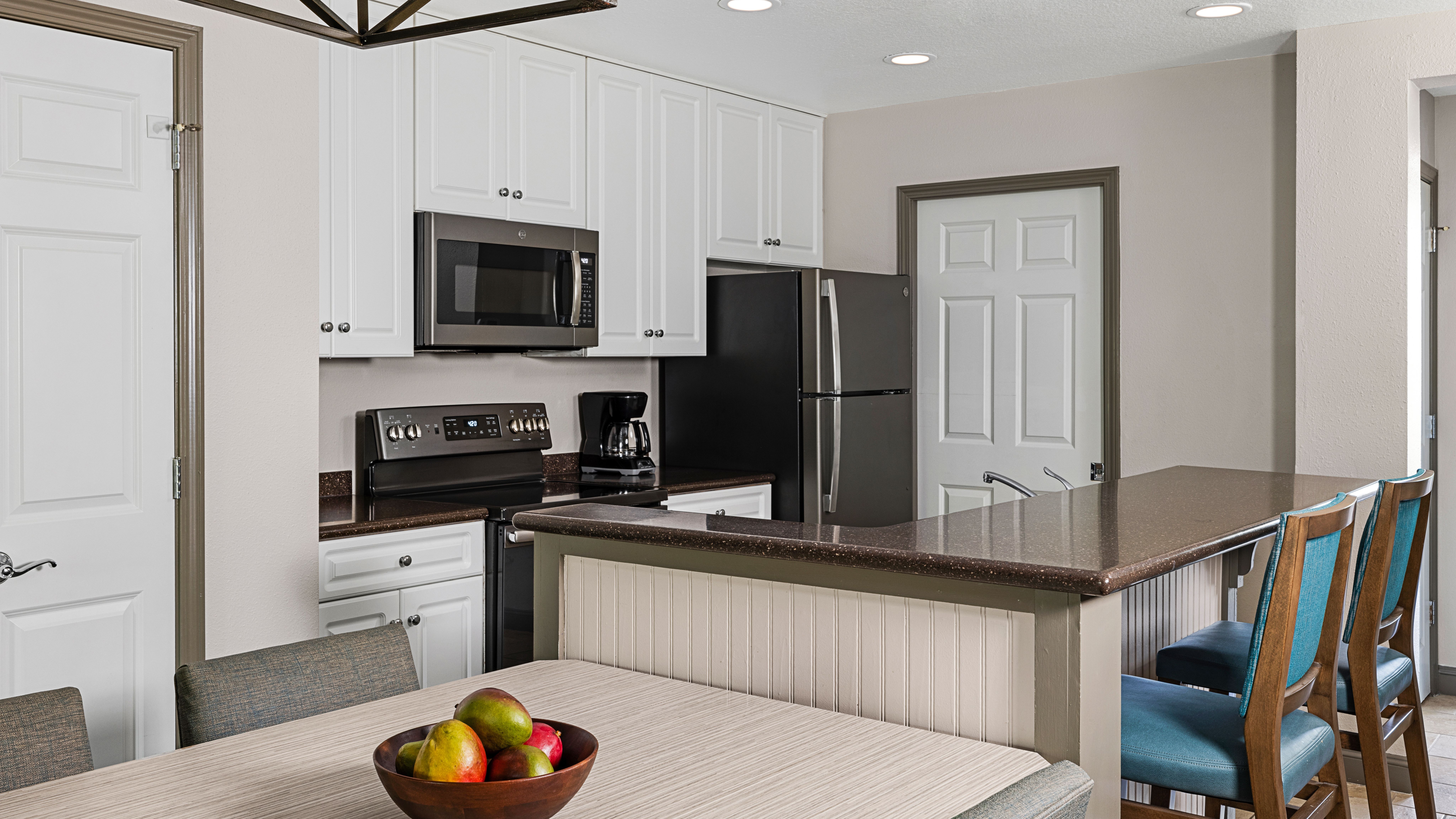 sbp-palmetto-one-bedroom-premium-two-bedroom-lockoff-and-three-bedroom-lockoff-kitchen-and-dining-room-interior-photo