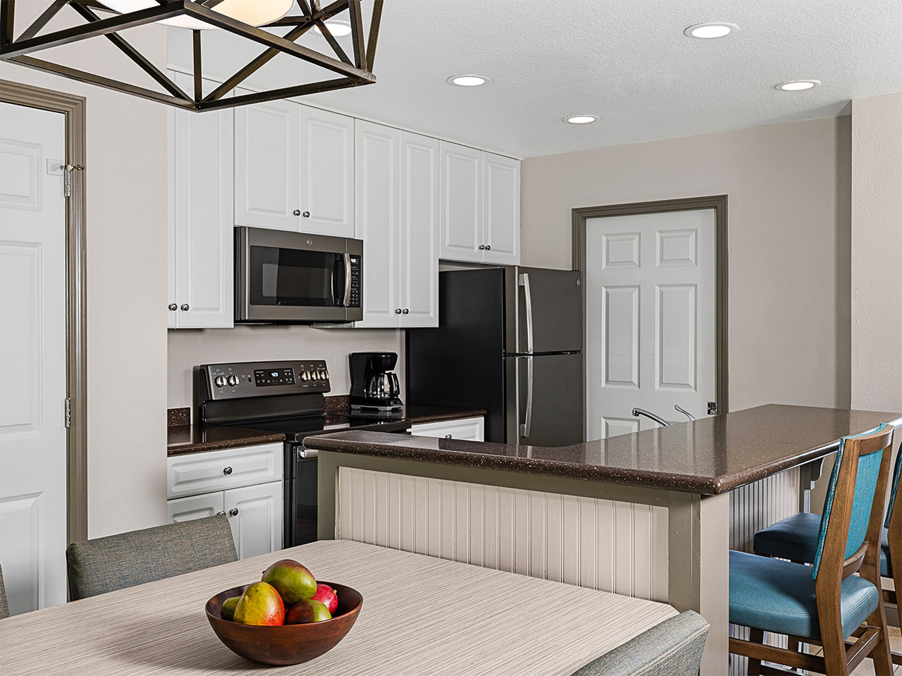 sbp-palmetto-one-bedroom-premium-two-bedroom-lockoff-and-three-bedroom-lockoff-kitchen-and-dining-room-interior-photo