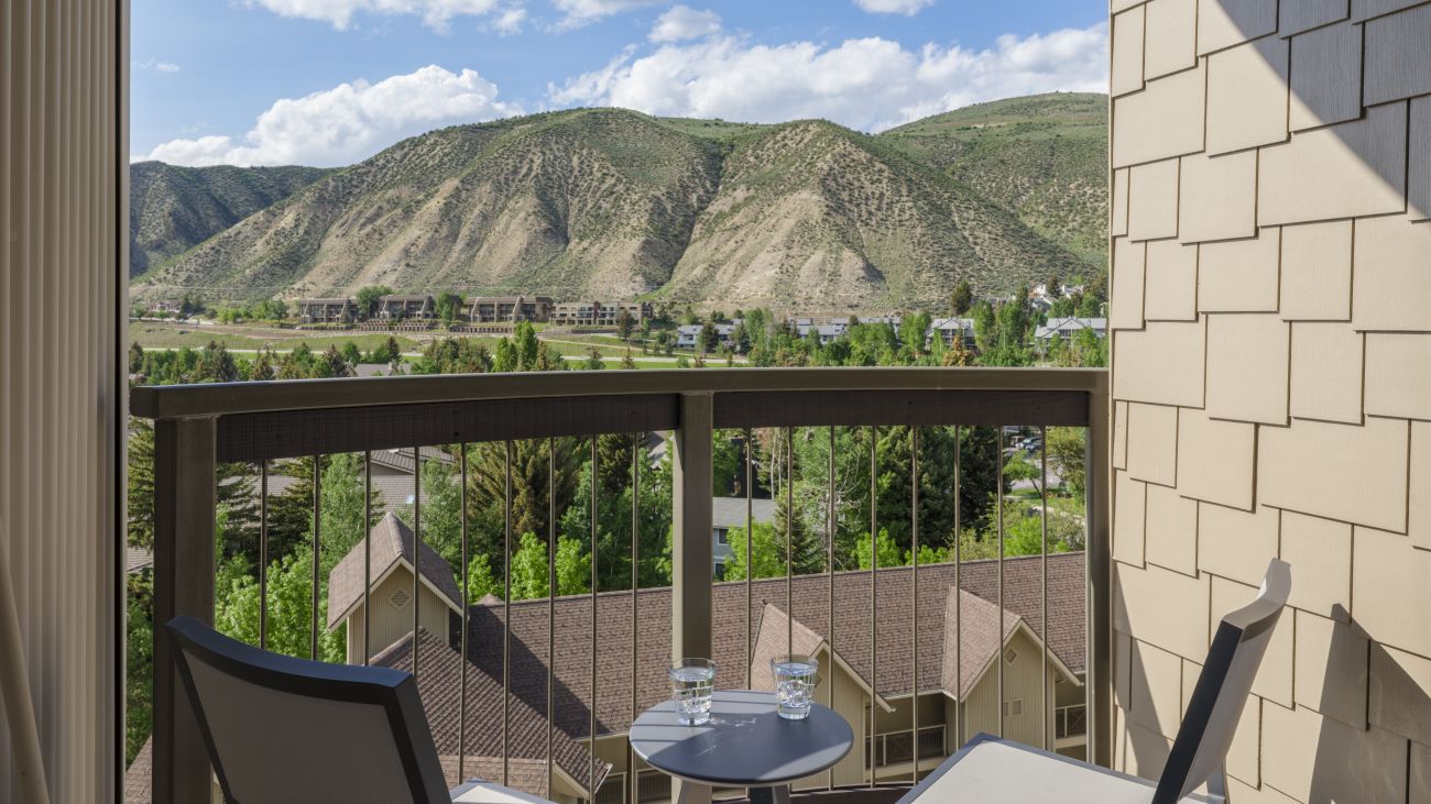 smv-one-bedroom-premium-and-two-bedroom-lockoff-balcony-interior-photo