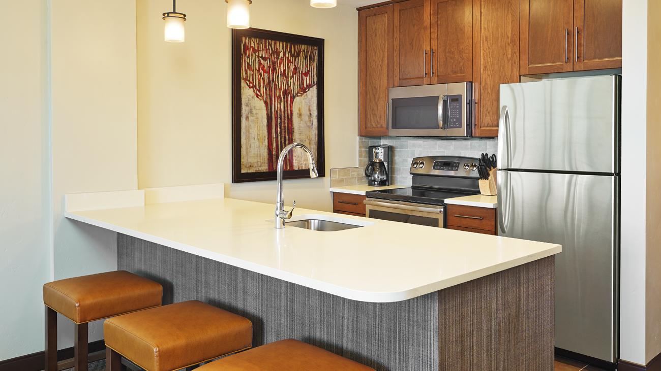 ssr-east-tower-two-bedroom-lockoff-kitchen-interior-photo