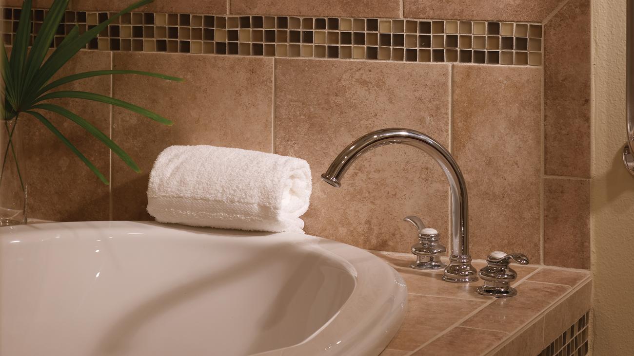 svv-st-augustine-three-bedroom-lockoff-bathroom-interior-photo
