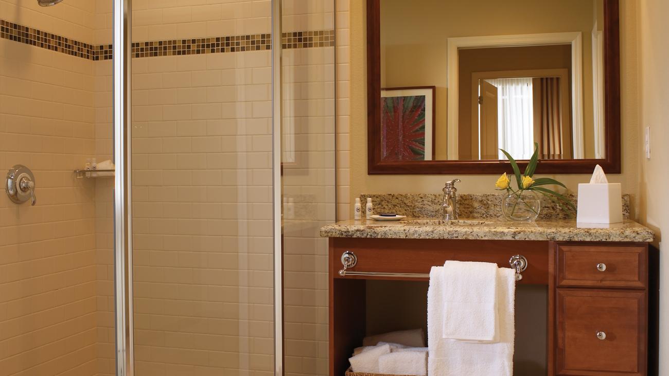 svv-st-augustine-three-bedroom-lockoff-bathroom-two-interior-photo
