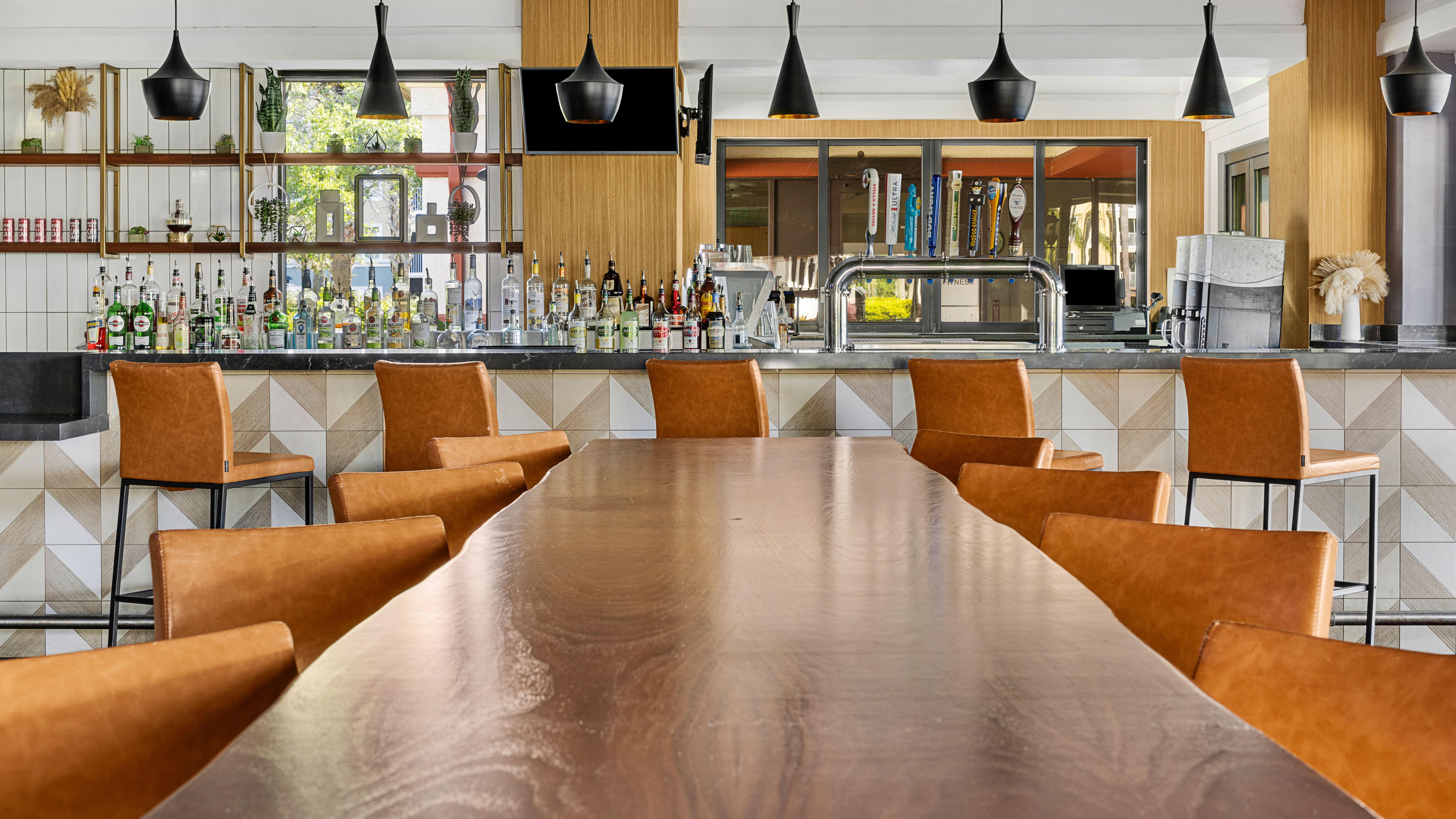 Breeze Bar & Grille