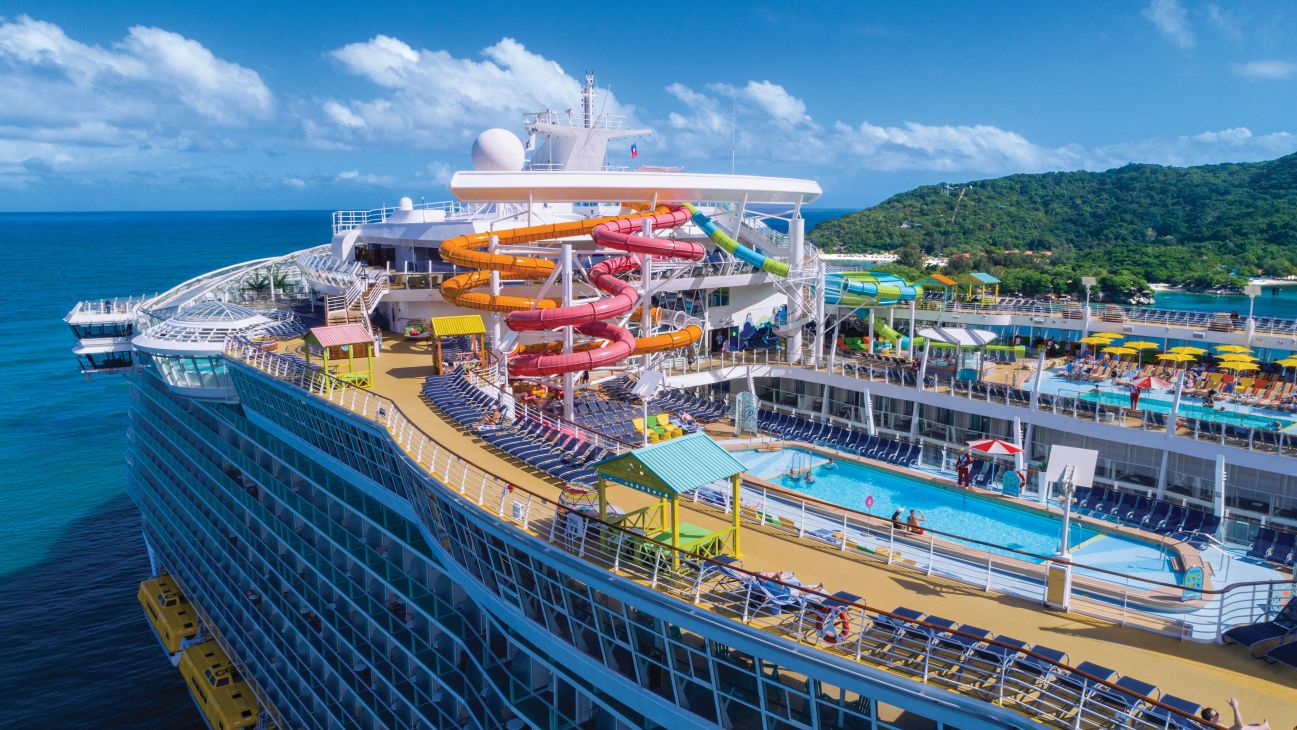 Oasis of the Seas pool deck