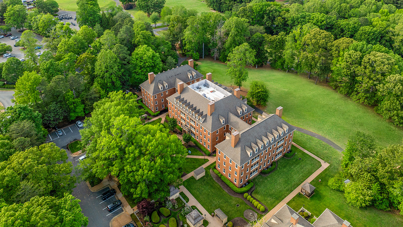 Aerial shot of Marriott’s Manor Club at Ford’s Colony surrounded by green trees and open lawns.
