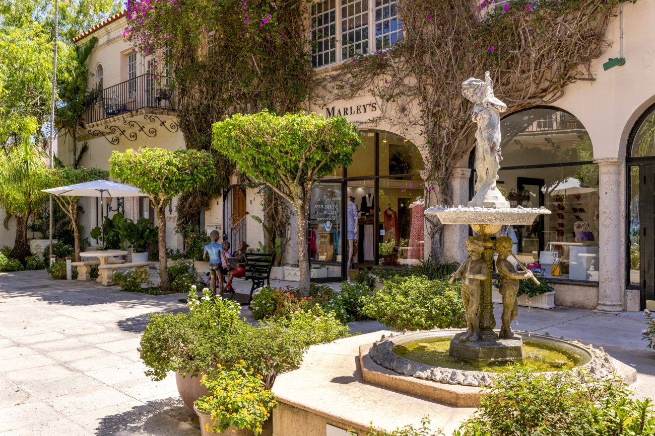 A Singer Island courtyard with fountain and outdoor seating.