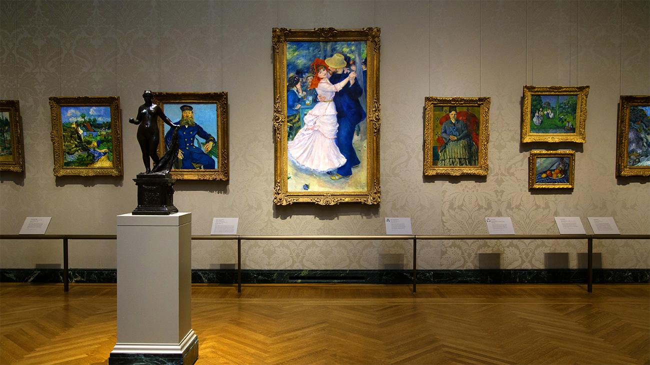 Interior of a gallery showing paintings in the Museum of Fine Arts Boston, a Marriott Vacation Club timeshare destination