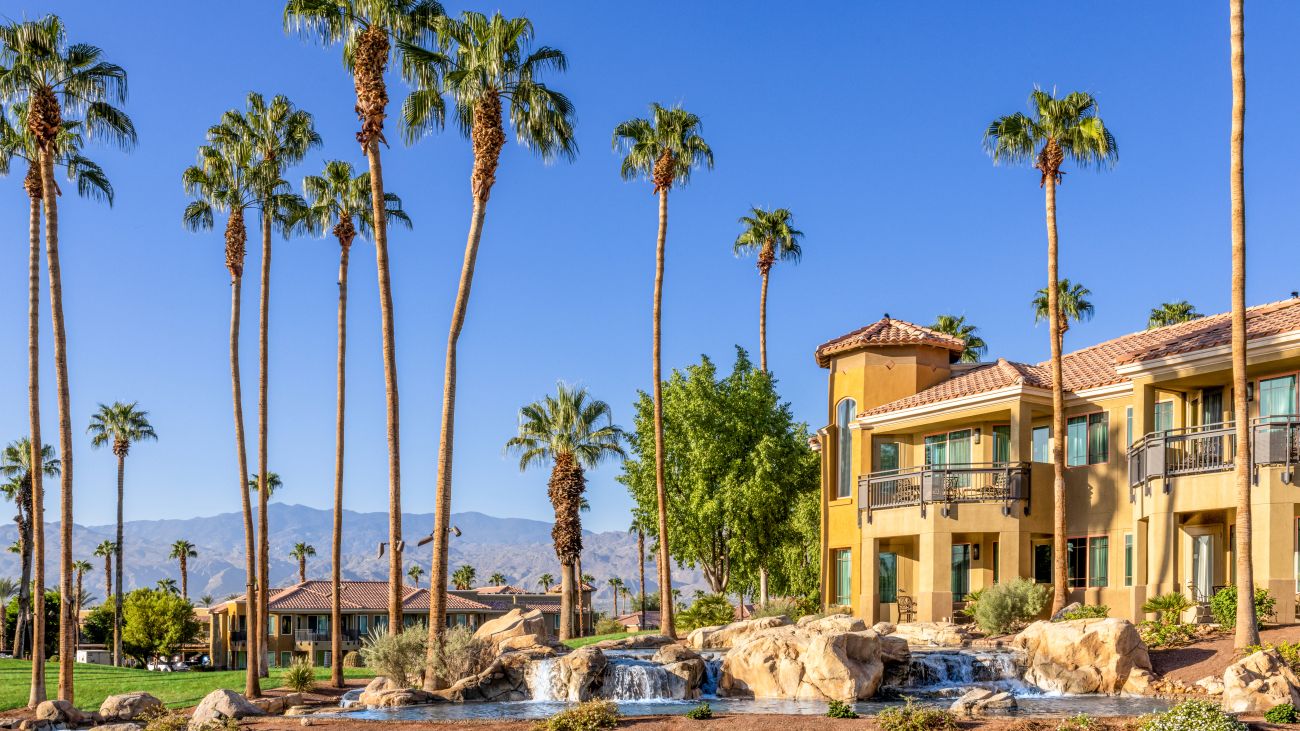 Marriott’s Shadow Ridge beside a lake and golf course.